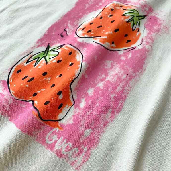 2025新作限定人気 グッチ★グッチ いちご コピー Tシャツ  大人コーデ ストロベリーオーバーサイズ 539081 XJA2J 7136