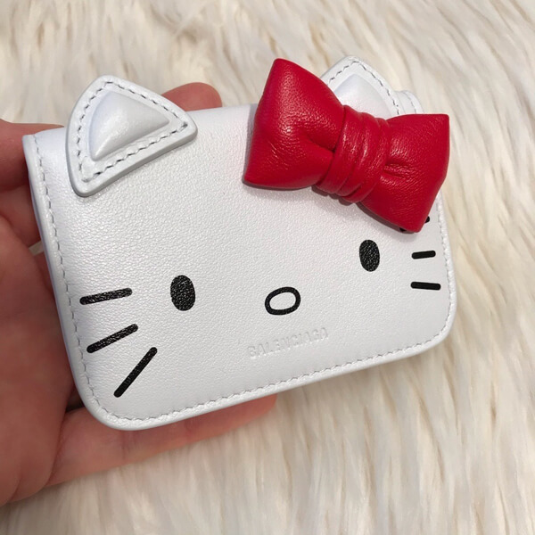 2025春夏コレクション【新作】バレンシアガ×HELLO KITTY バレンシアガコピー財布 ハローキティモチーフ ミニウォレット【限定品】6190171CBQ35616