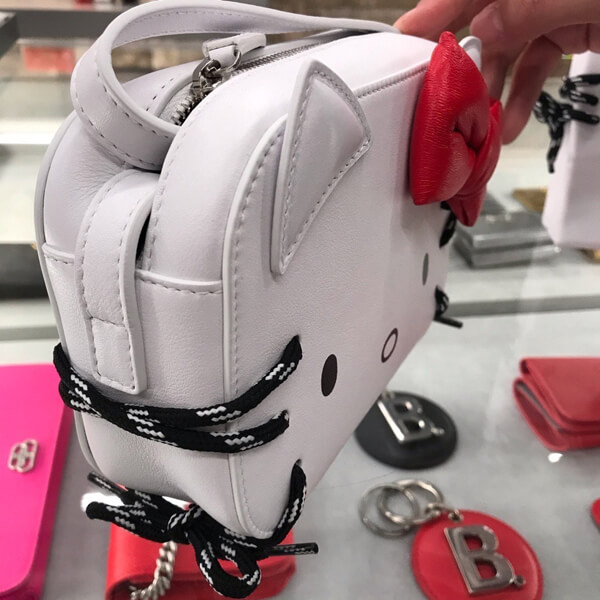 2025超限定バレンシアガコピー 【バレンシアガ&Hello Kittyコラボ】Camera Bag XS