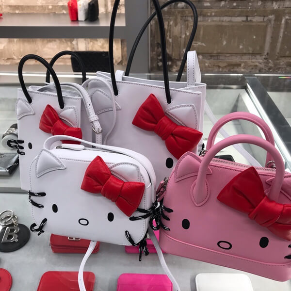 2025超限定バレンシアガコピー 【バレンシアガ&Hello Kittyコラボ】Camera Bag XS