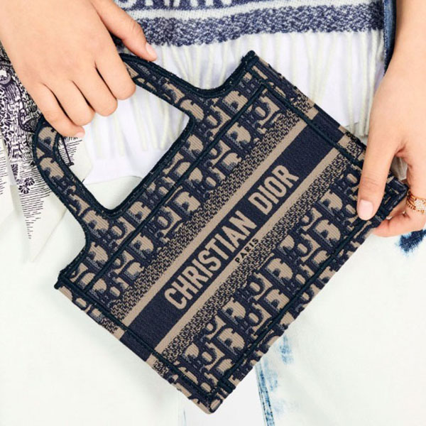 新作★ディオール★ ディオール  スーパーコピーオブリーク キャンバス バッグ BOOK TOTE MINI★待望のミニサイズ★M1271ZRIW_M928