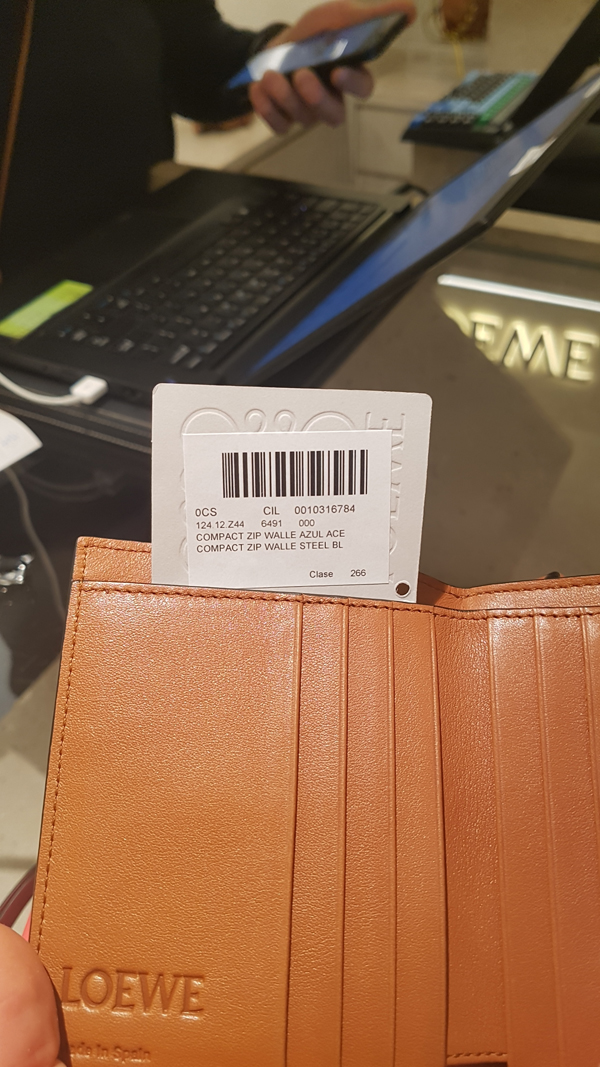 ロエベ ミニ財布 偽物 コンパクト ジップ ウォレット 124.12.Z44