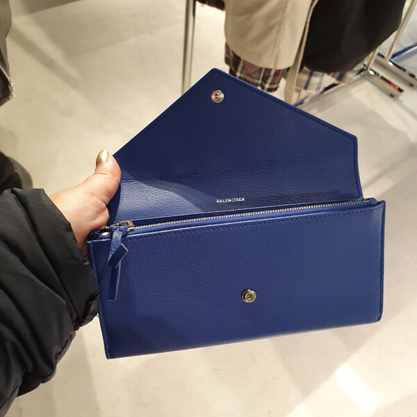 バレンシアガ 財布 コピー バレンシアガ 絶対欲しい ペーパーフラップ長財布