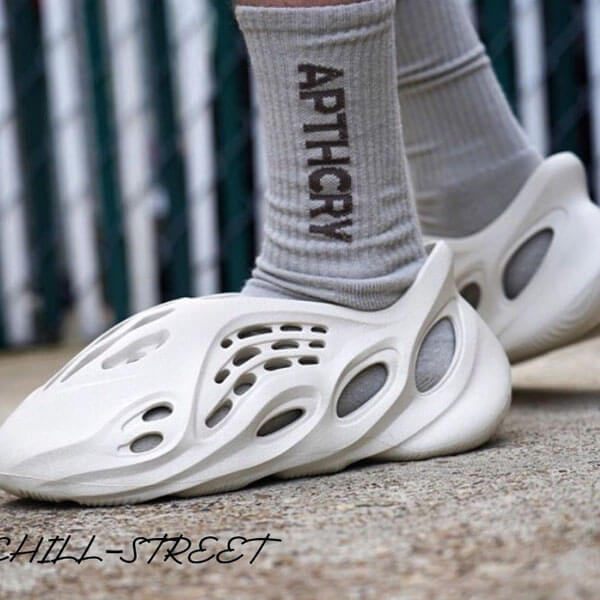 アディダス スリッポン Yeezy イージーフォームランナー 偽物 G55486