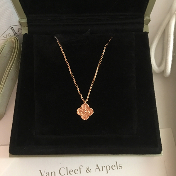ヴァン クリーフ ネックレス 偽物 アルハンブラ パロディ Van Cleef and Arpel スウィートアルハンブラ ペンダント