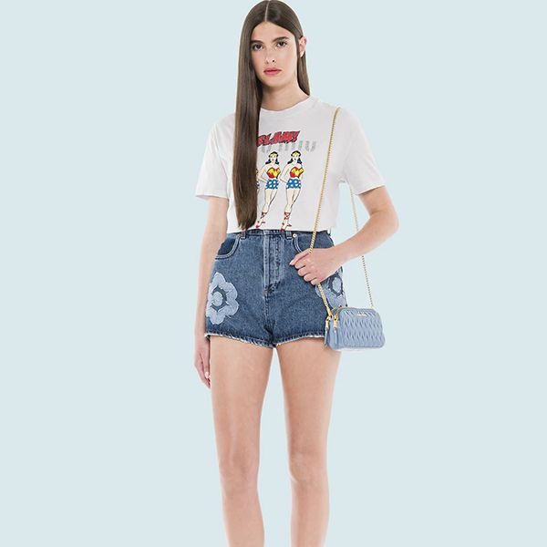 【ミュウミュウ】ワンダーウーマンプリント ロゴTシャツ偽物