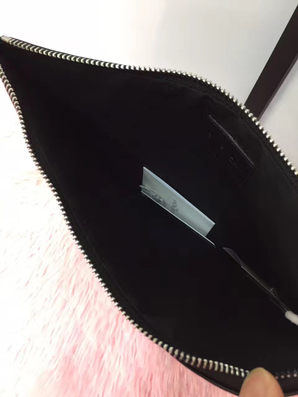 ジバンシィスーパーコピー GIVENCHY クラッチバッグ ゴールドロゴ・スターエンボス カーフ BLACK BK0607 2106 001