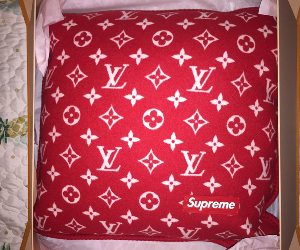 シュプリーム  シュプリーム ルイ ヴィトン コピー MP1886 Monogram Pillow モノグラム ピローRed レッド 赤2017〜2018AW 