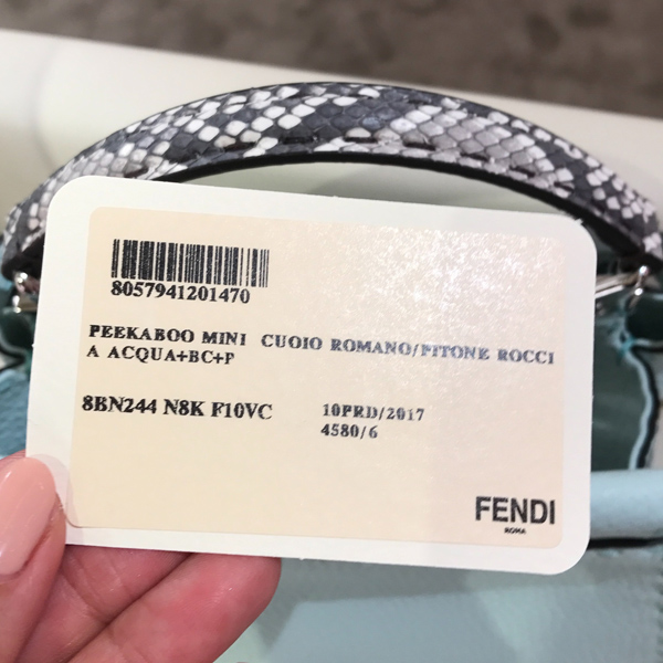 フェンディ ハンドバッグ コピーフェンディ パイソン ピーカブー ハンドバッグ 新作SELLERIA PEEKABOO MINI ACQUA 水色 8BN244 N8K F10VC