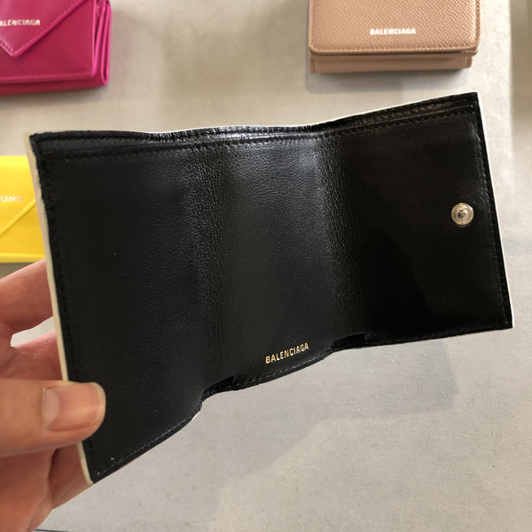 大人気バレンシアガ 財布 コピー  の新作ヴィルミニウォレットです 558208 大胆なグラフィティプリントが目を引く